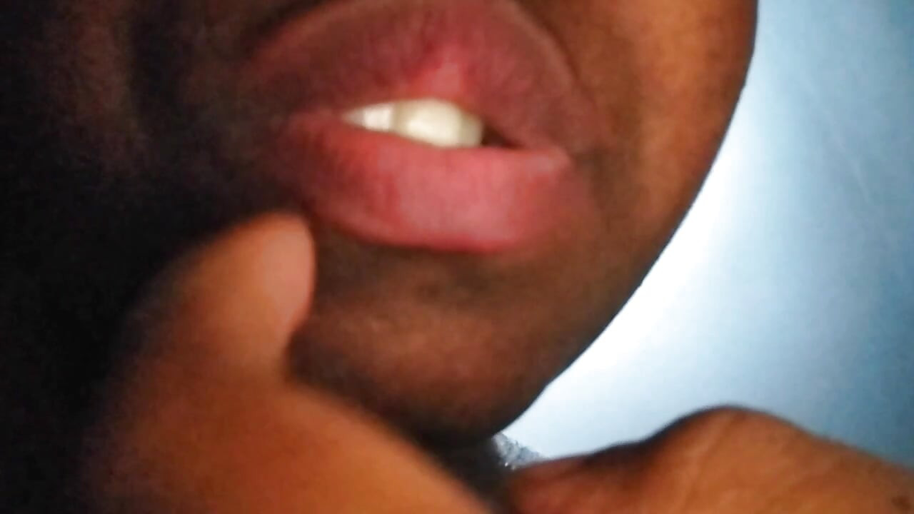 私の指がどれくらい深く入るか見てみよう。ティーン(18+)が指を喉の奥に押し込む。
