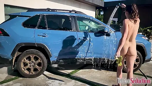 Tante seksi rambut cokelat amiee cambridge lagi asik di-carwash sambil bugil