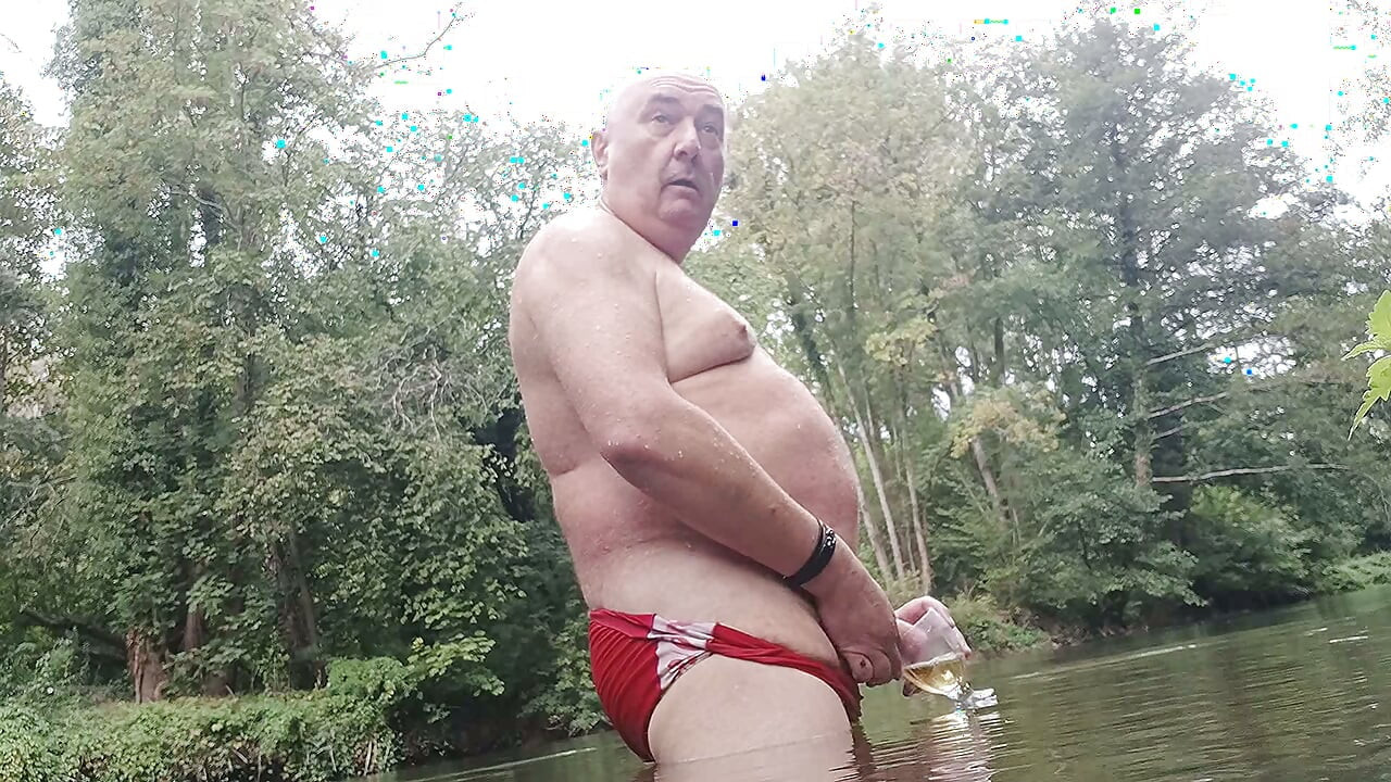 Pascal, o bom porco grande exibido de França, leva o pé e bebe o mijo antes de gozar no rio sob uma chuva deliciosa de verão