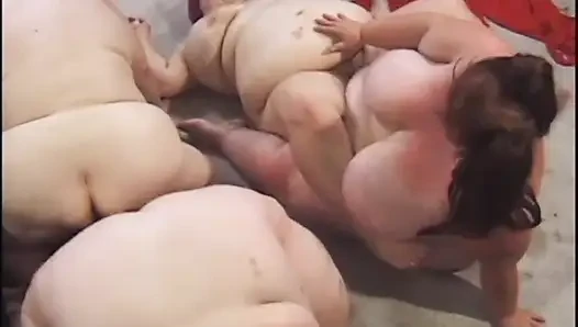 Büyük şişman lezbiyen üçlü grup seks amcık yalama dildoyla oynuyor