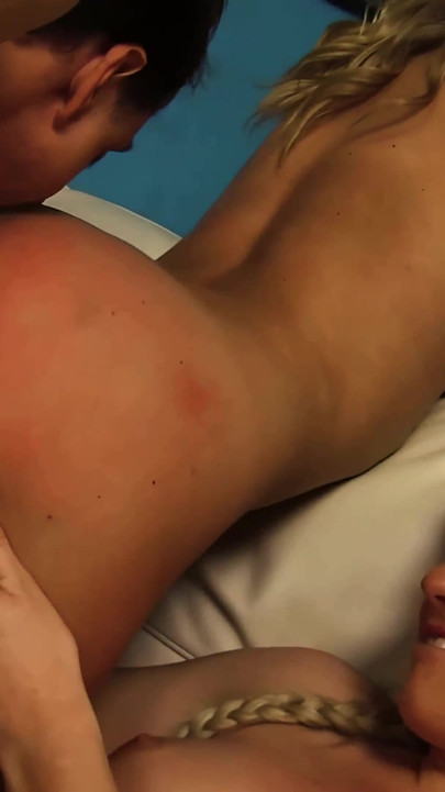 Mandy Y Sami Posan Desnudas Antes De Complacer a Scott