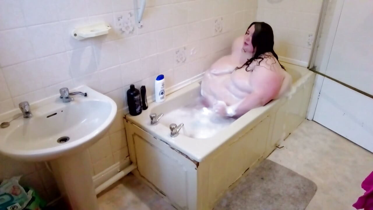 Gordas tentam tomar um banho, ela pode caber?