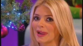 Holly Willoughby лижет яйца