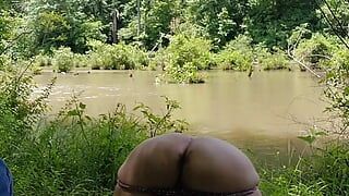 पब्लिक नेचर ट्रेल खूबसूरत विशालकाय महिला कुत्ते शैली में पानी से