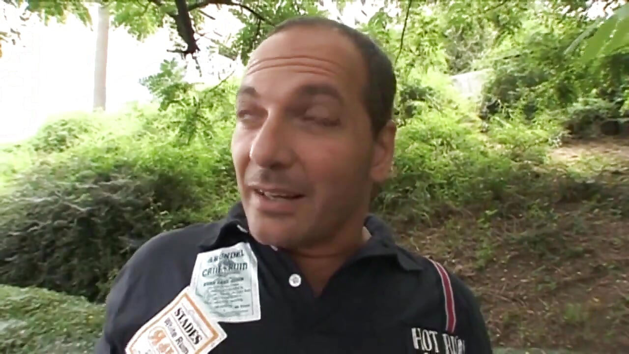 Sladká blondýnka ošukaná a ošukaná do zadku tvrdým ptákem, který jí stříká na zadek