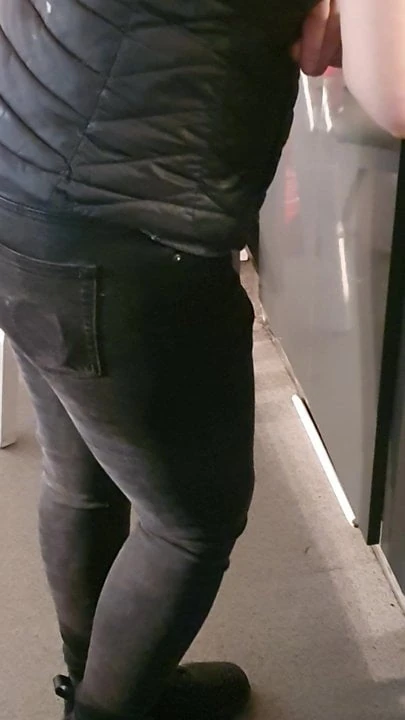Madrastra con gran culo tiene sexo a través de jeans rotos