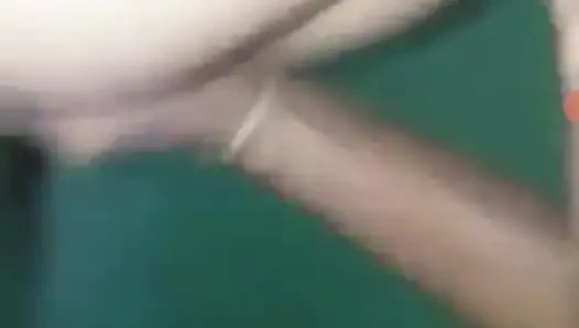 Sie squirtet so oft, dass sie ihren körper für die sensation be kichert, die sie von meinem schwanz hat