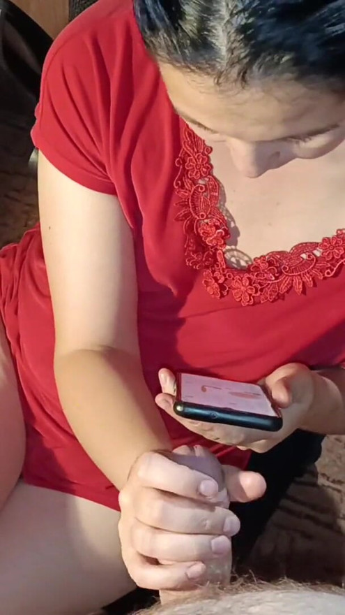 Milf se comunicando com o marido no telefone não pode perder o pau de um vizinho, chupar e engolir porra | Clipe 1