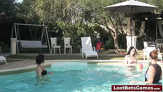 Pecundang bola voli strip terakhir menghadapi tantangan erotis di luar ruangan