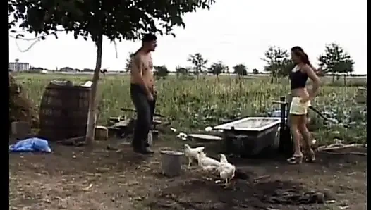 Hevesli sürtük açık havada yaşlı bir yarakla götünü sikiyor