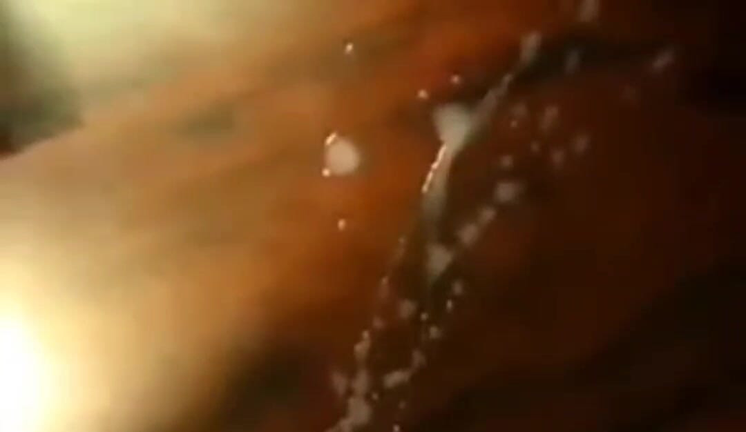 Mærk min pik dunke, da min ladning rammer bagsiden af din hals