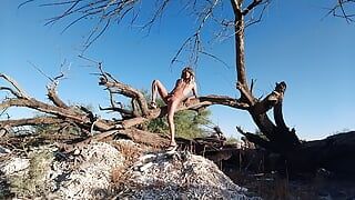 Dolce trans calda in sandali si spoglia nuda in pubblico e cavalca un ampio tronco caldo pene gode di lei