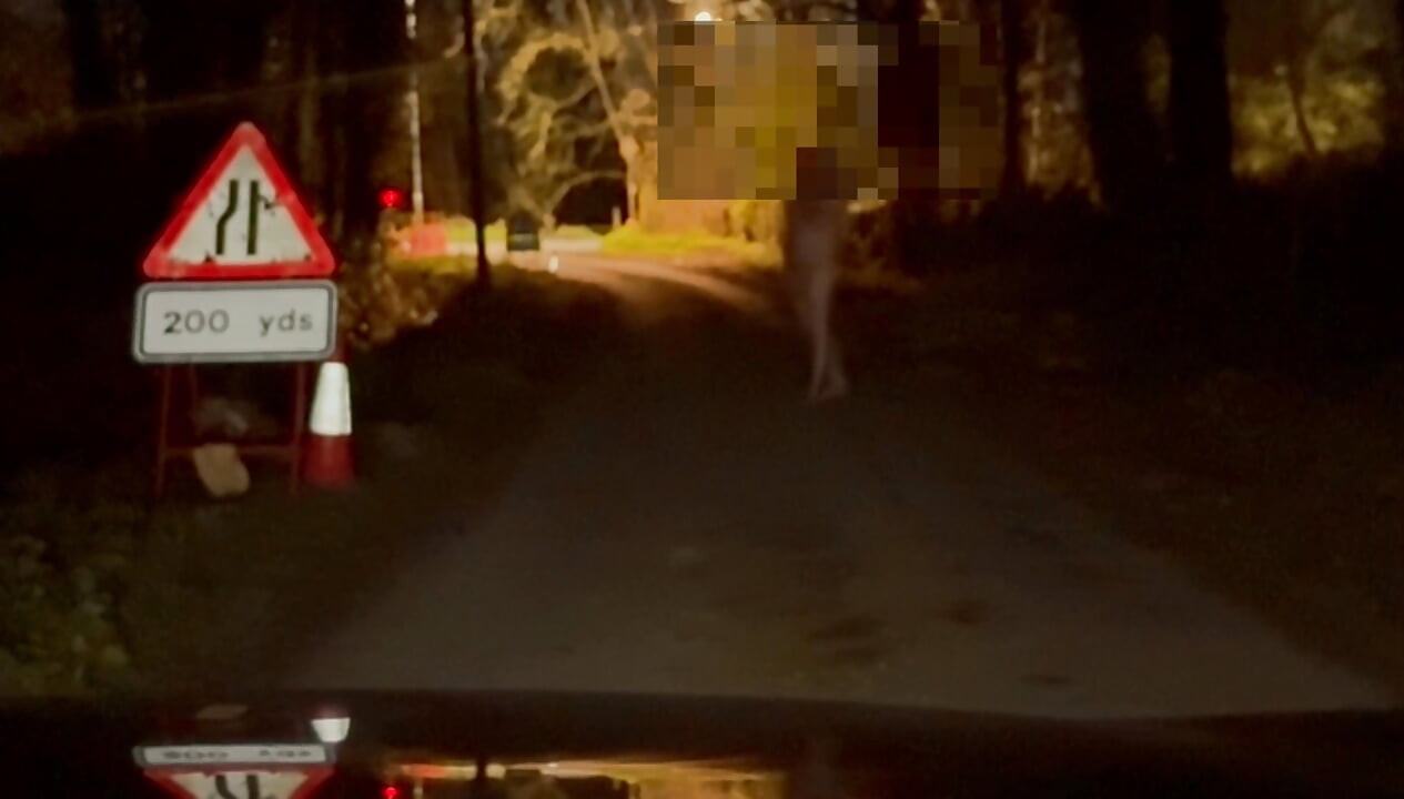 Joacă goală și desculță la vreo 4 feluri, oricare dintre mașini ar fi putut conduce spre mine