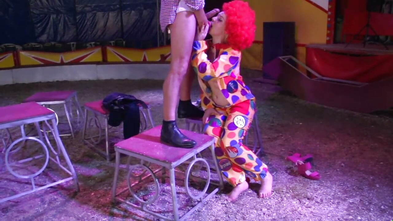 Sâni mari sexy futându-se în poziție de futut în public... la circ