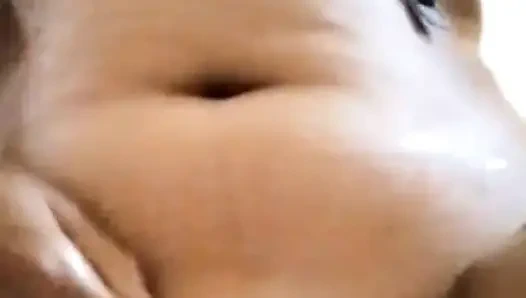 Schau, wie ein junges mädchen im dorf badet