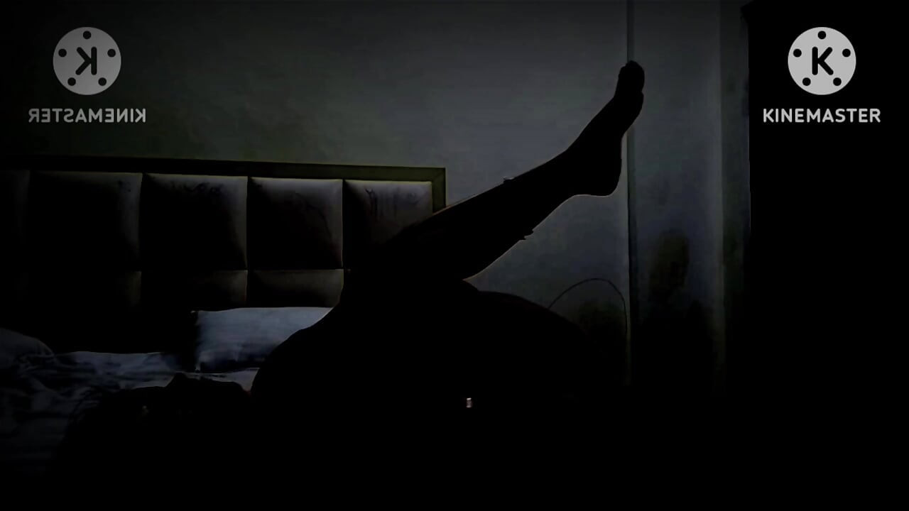 Bhabhi Anal sărind pe mare și neagră și gemând la greu