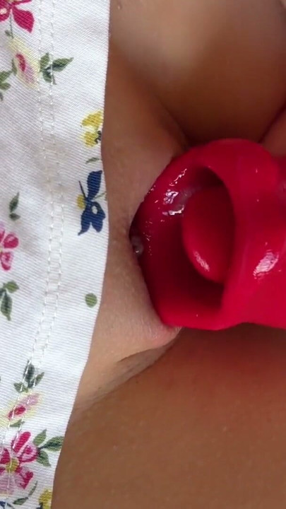 Squirting abbondante nella tua bocca dopo leccata di figa | Clip 2