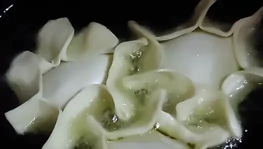 Çok yaşa ülke! Arkadaşlar, pastalar ve seks