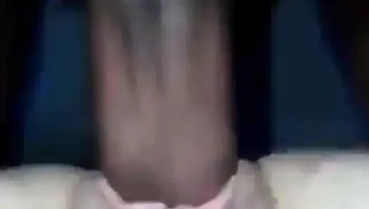 Яйца большого черного члена глубоко в лысой киске в видео от первого лица