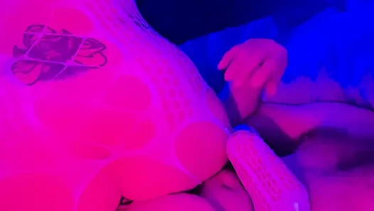 Настоящая подруга делает грязный минет с глубокой глоткой парню - домашнее любительское видео