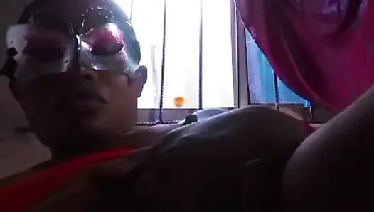 Roselee трогает себя в живом видео