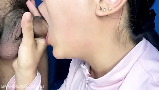 Sperma auf den Hals meiner Stiefschwester – schmutziger Blowjob