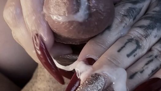 Une maîtresse pénètre le pénis avec ses longs ongles. Éjaculation sur les ongles. BDSM, Femdom