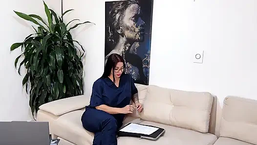 Pasangan Puritan Dalam Terapi Pasangan Dengan Psikolog Silvana Lee Berakhir Dengan Threesome Dengan Rola Dan Brian Evansx