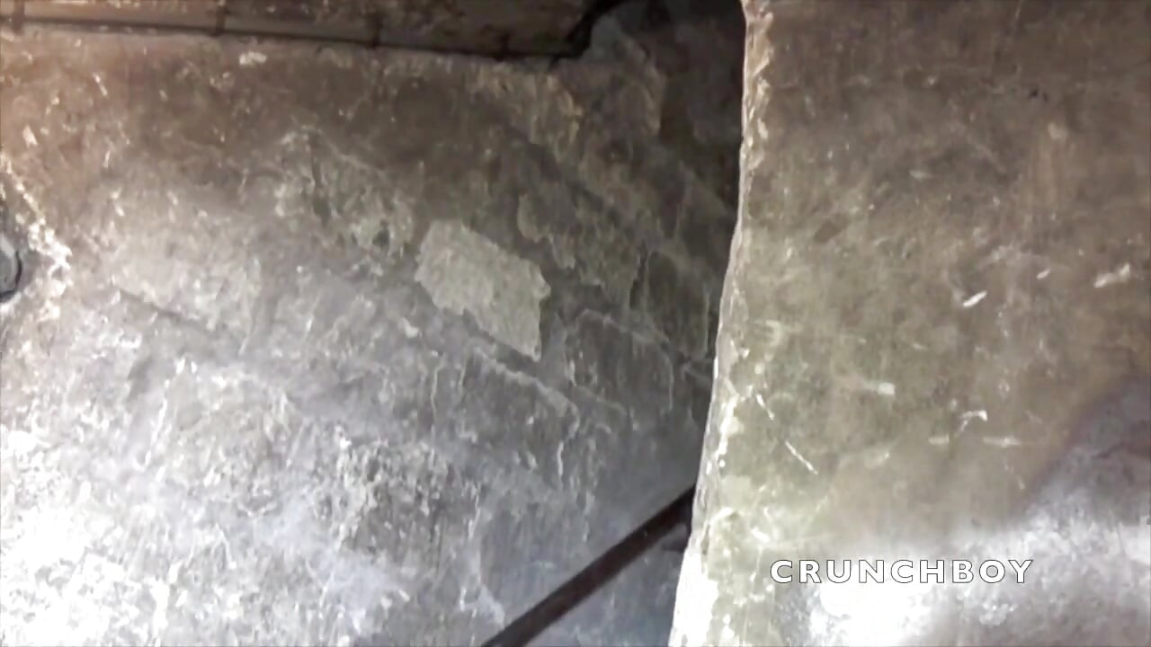 Tânăr arab se fute cu o blondă heterosexuală în subsol