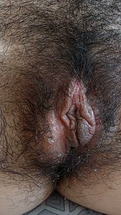 Seksi çift yatak odasında amatör seks yapıyor. Amatör bir çift korkunç bir orgazm yaşar. Seksi karısı, kıllı kedi, | Klip 1