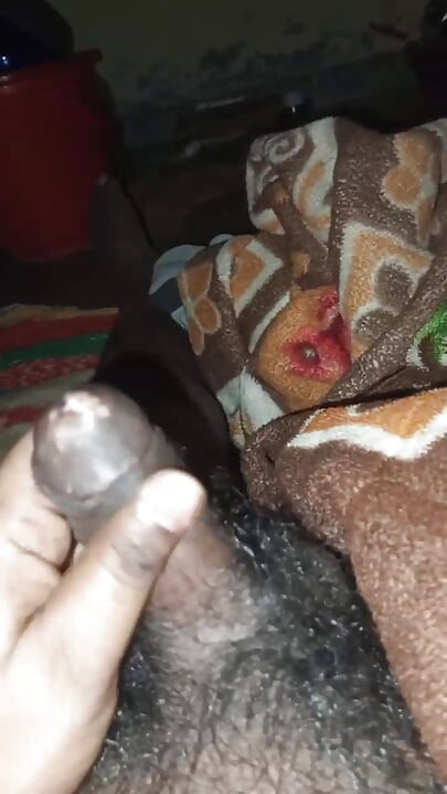 Estou usando minha mão para tirar a porra do meu pau