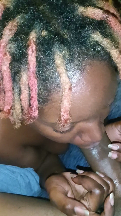Ebony makes love to the dick with her mouth