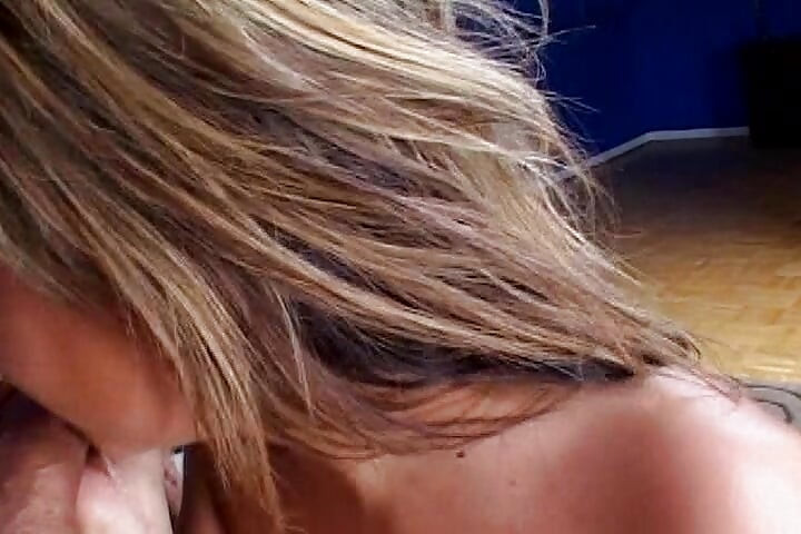 Awek si rambut coklat semula jadi menunggang batang sehingga pancutan mani di muka