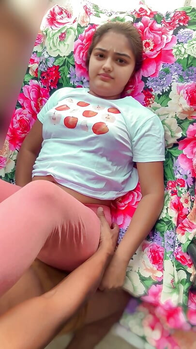 非常漂亮的继妹最可爱的朋友的处女小穴被操了，首次操逼的病毒视频