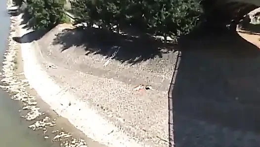 Azgın adam ve sürtük esmer açık havada sert sikiş seansı yapıyor
