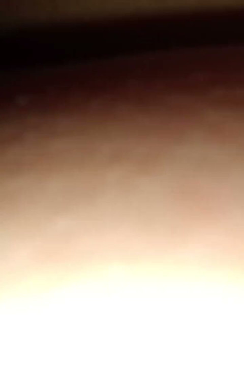 Je baise mon jeune voisin pour le faire bouffer la chatte puis il me baise en écartant ma chatte