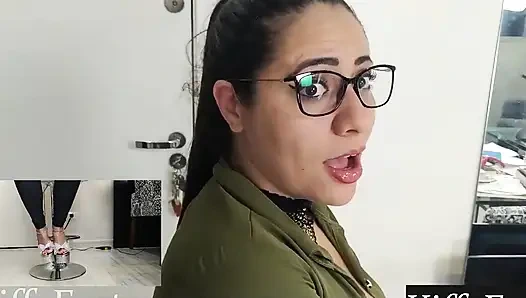 Kiffa arbeitet heute im Büro.