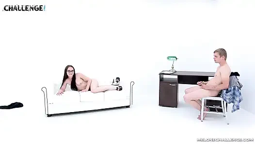 Superheldin von einem kameramann verzaubert