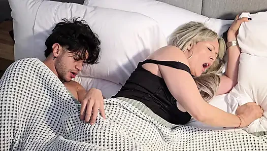 Suamiku masukin kontolnya ke temanku yang berumur dan kami akhirnya seks threesome pertama kali - andrea castro, monique fuentes & zack wh