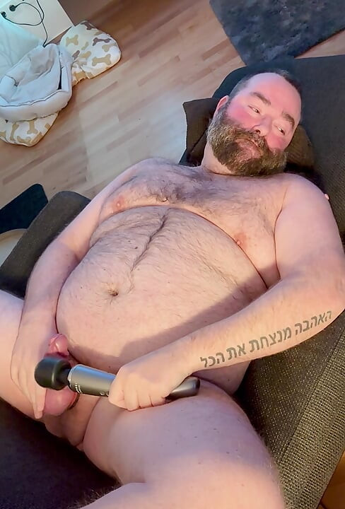 Urso brinca com seu brinquedo