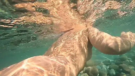 Riskant geficktes schwimmenes mädchen unter wasser öffentlich anal und muschi ficken am strand Jessijek