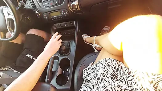 Meine frau zeigt morgens ihre schönen beine im auto auf dem weg zum büro