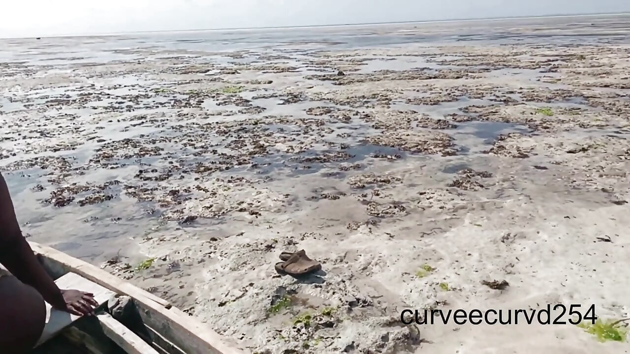 Cewek Ini Pamer Twerking Di Pantai Umum Afrika