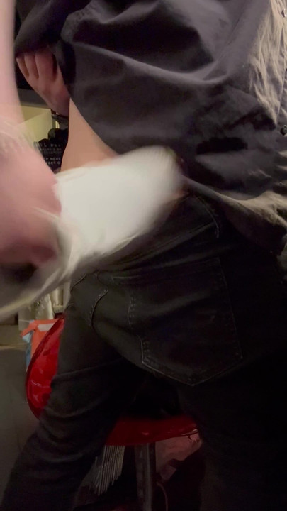 ตบตูดกูด้วยรองเท้าผ้าใบ