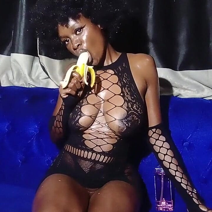 Alexa - Banana Suck e auto-prazer, vamos ficar com tesão