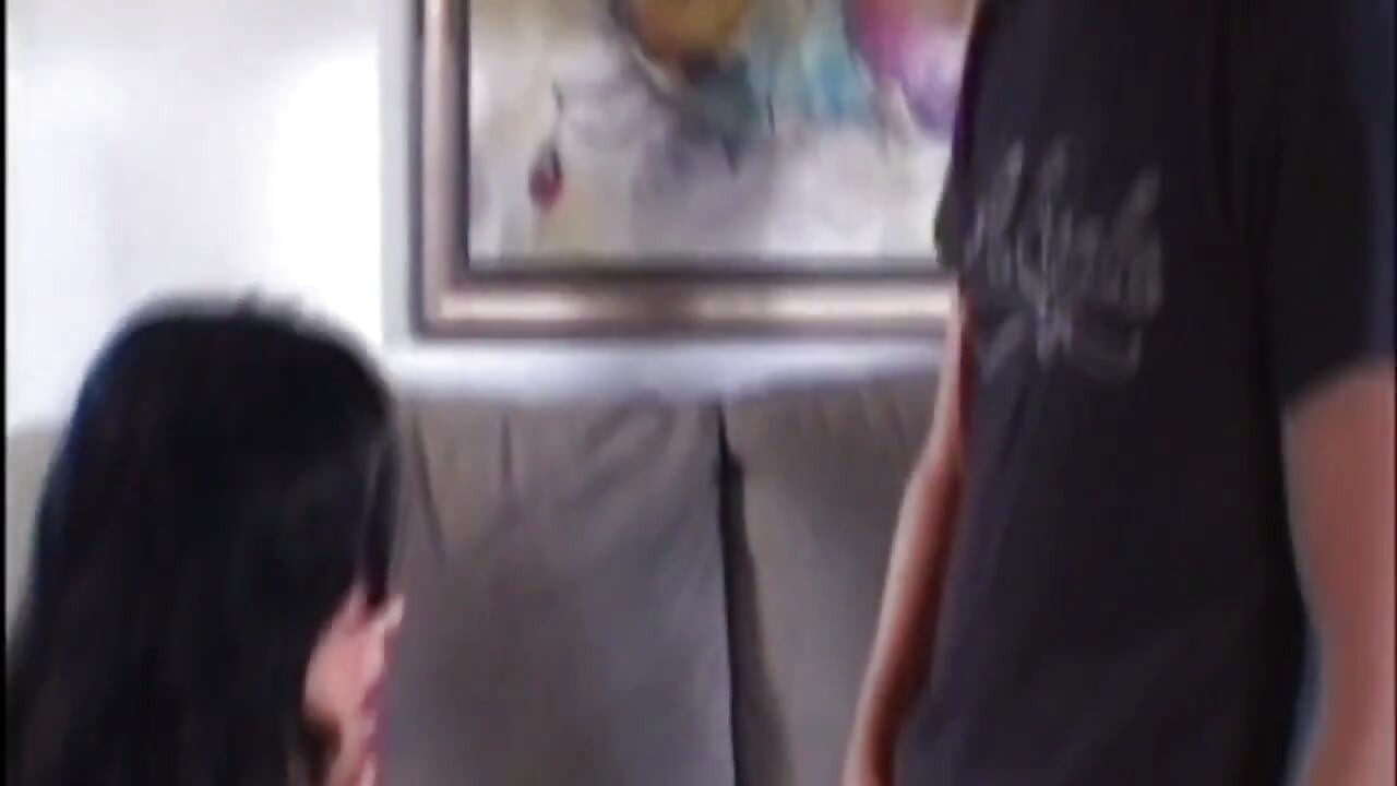 她的继父贪婪地看着她, 并在她的腿之间抚摸她