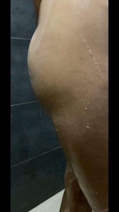 Güzel ve seksi Kitty'nin çıplak duş sahnesiyle ilk çıkışı | Bölüm 1