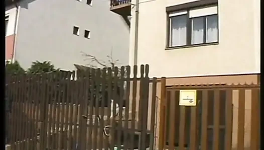 Üppiges geiles mädchen will, dass ihre saftige muschi in ihrem bett geknallt wird