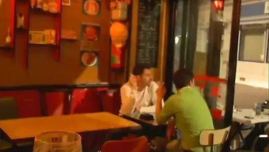 Güzel götlü piliç kanepede ateşli yarağa biniyor