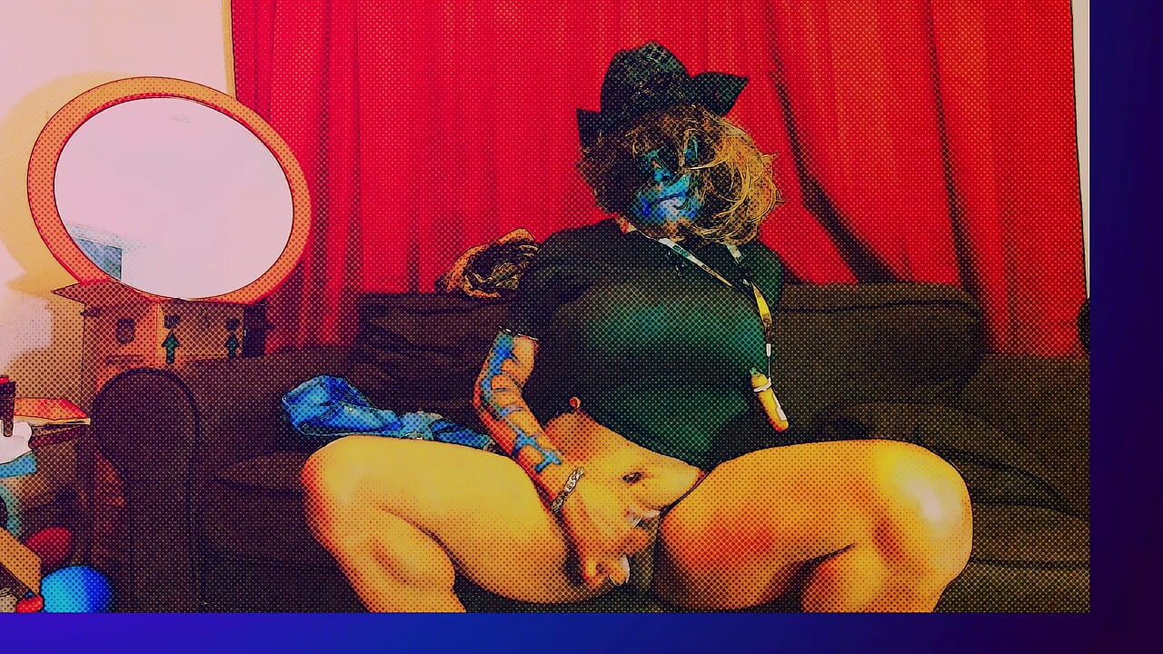 Sissy femboy s velikim sisama melje jaja na kauču s gaćicama na sebi